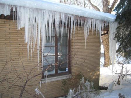 Roof Ice Dam During Winter on Home in Clarkston MI 